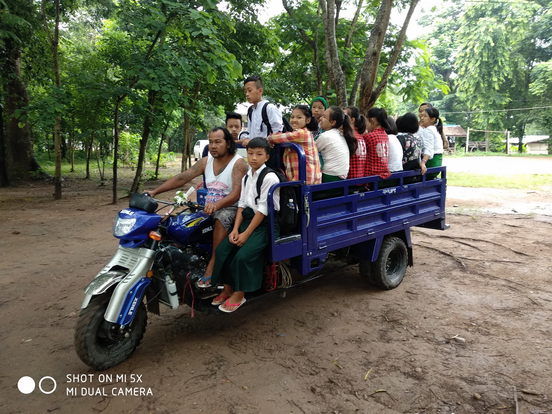 KIDS ARE ON THE MOST FANCY SCHOOL BUS! KIDS ARE ON THE MOST FANCY SCHOOL BUS!