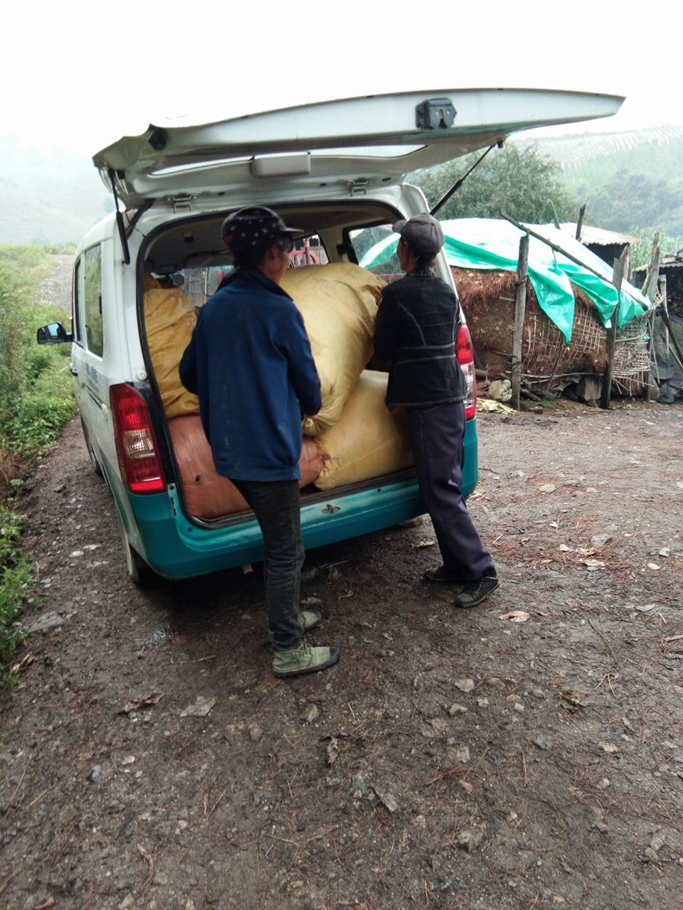 laoding the used clothes laoding the used clothes